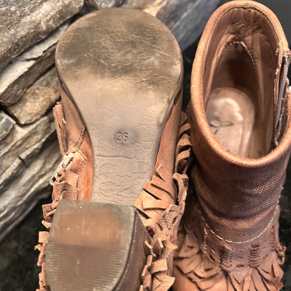 Women's size 6 , Sundance bootie - Picture 3 of 5